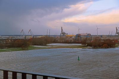 Hochwasser, Weser überschwemmt die Ufer, Hafenkräne des Neustädter Hafen