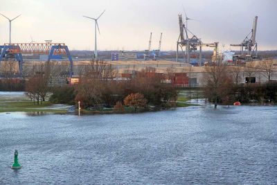 Hochwasser, Weser überschwemmt die Ufer, Hafenkräne des Neustädter Hafen