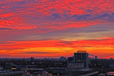 Roter Himmel kurz vor aufgehender Sonne mit MSC-Gebäude in Bremen