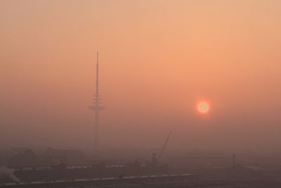 Funkturm Bremen im Nebel bei aufgehender Sonne