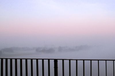 Balkongeländer des Landmark Tower und Nebel über der Weser in Bremen