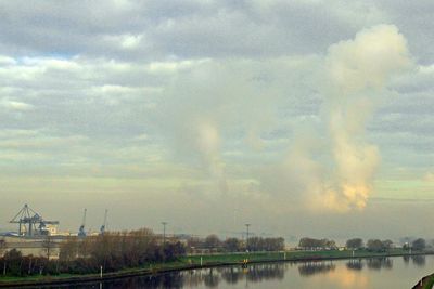 Nebel und Abgasfahnen des Stahlwerks in Bremen