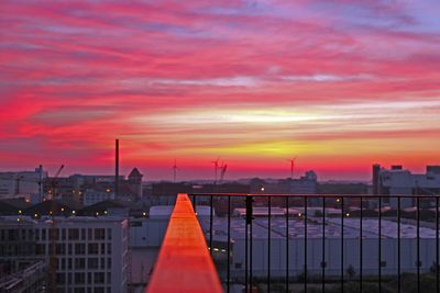 Rot aufgehende Sonne erleuchtet das Balkongeländer des Landmark Tower