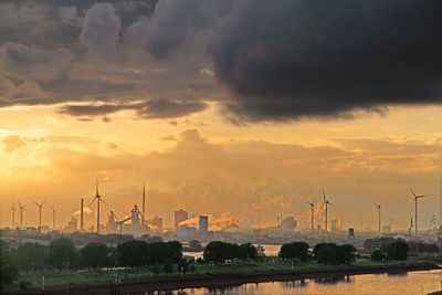 Untergehende Sonne erleuchtet die Weser und Industrieanlagen in Bremen