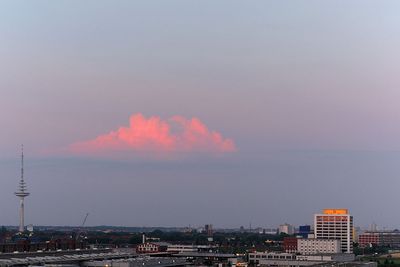 Abendsonne strahlt Wolkenberge über Bremen an, Funkturm, MSC-Gebäude