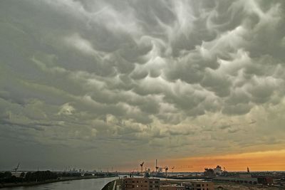 Mammatus-Wolken über der Überseestadt-Nord, Bremen
