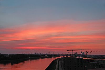 Die Weser in rot, nach dem Sonnenuntergang in Bremen