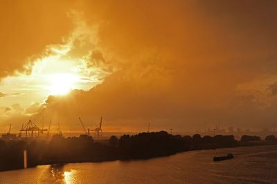 Gelber Sonnenuntergang, Partikulierschiff auf der Weser in Bremen