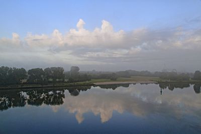 Weseruferpark und Badestrand in Bremen, Wolken spiegeln sich auf der Weser