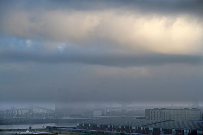 Tief liegende Wolkenschichten über dem Holz- und Fabrikenhafen in Bremen