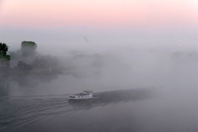 Weser und Partikulierschiff verschwinden im Nebel in Bremen