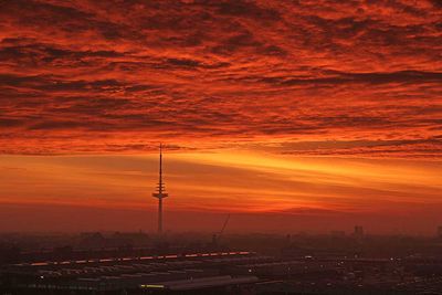 Silhoutte des Funkturm vor rot-orange aufgehender Sonne in Bremen