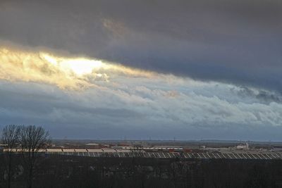 Sonne bricht durch ein Wolkenloch über Rablinghausen