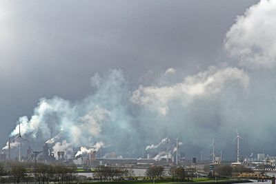 Abgaswolken über dem Stahlwerk in Bremen-Nord
