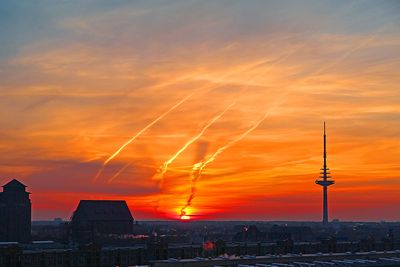 Spektakuärer Sonnenaufgang in rot-orange, mit Funkturm in Bremen