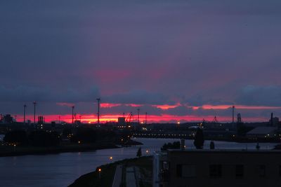 Weser und Windräder nach Sonnenuntergang in Bremen