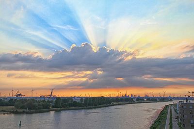 Wolken und Sonnenstrahlen über dem Weseruferpark, Bremen