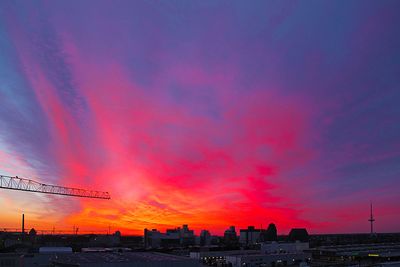 Roter Sonnenaufgang und spektakuläre Wolken über der Überseestadt-Nord