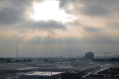 Sonne scheint durch ein Wolkenloch über dem Großmarkt Bremen