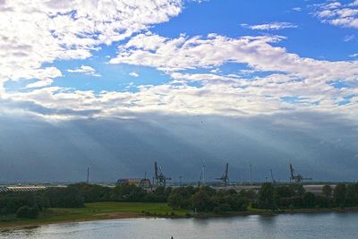 Hinter blauem Himmel aufziehende dunkle Unwetterwand an der Weser in Bremen