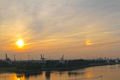 Untergehende Sonne mit Halo-Nebensonne über dem Weseruferpark