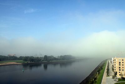 Aufziehender Nebel über der Weser in der Überseestadt Bremen
