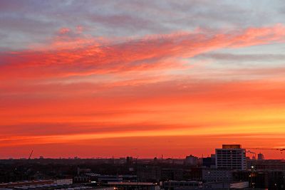 Orangefarbene Wolken, kurz vor dem Sonnenaufgang über Bremen