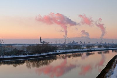 Klarer Wintermogen an der Weser, mit Abgasfahnen des Stahlwerkes