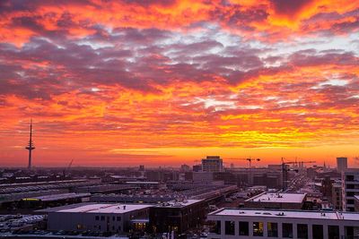 Gelber Sonnenaufgang am Wintermorgen über der Überseestadt Bremen