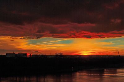 Sonnenuntergang an der Weser in Bremen, blauer Himmel und rote Wolken