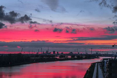 Rot-violetter Himmel, Weser nach Sonnenuntergang, Überseestadt Bremen