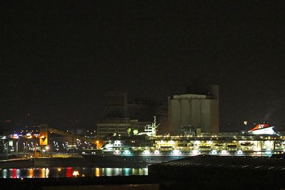 Kreuzfahrtschiff Braemar während der Nacht am Getreidehafen in Bremen