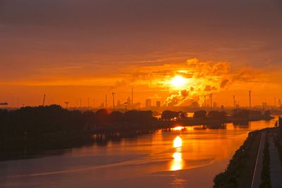 Orangefarbener Sonnenuntergang über der Weser in Bremen-Nord