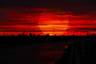 Rotes und beeindruckendes Sonnen-Halo nach dem Sonnenuntergang in Bremen