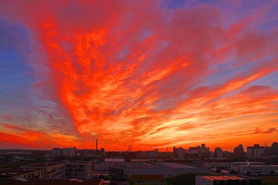 Roter Sonnenaufgang und spektakuläre Wolken über der Überseestadt-Nord