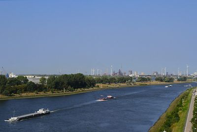 Drei Partikulierschiffe auf blauer Weser, mit blauem Himmel