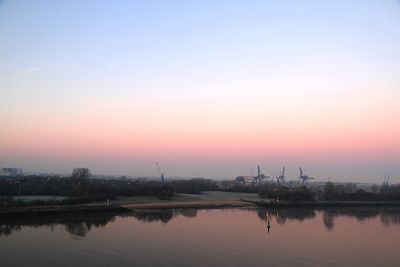Weser und Neustädter Hafen, Kräne in der Ferne, nach Sonnenuntergang