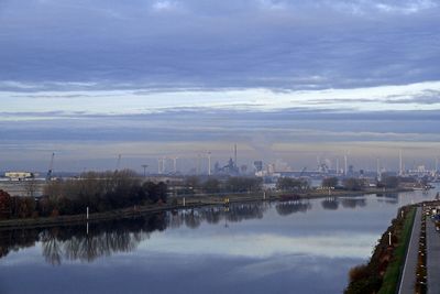 Stahlblaue Weser und Himmel, Industrieanlagen, Promenade der Überseestadt