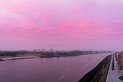 Weser, Kräne des Neustädter Hafen in Bremen, roter Abendhimmel