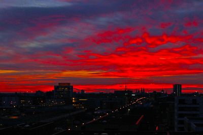 Nachtstimmung vor dem Sonnenaufgang mit rotem Himmel, Überseestadt Bremen