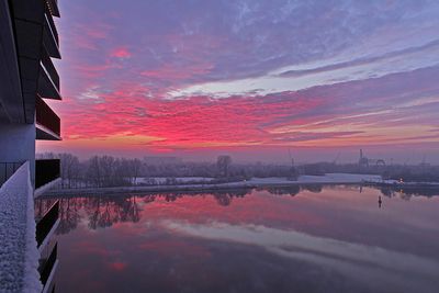 Roter Winter-Sonnenuntergang an Weser, Landmark Tower im Vordergrund