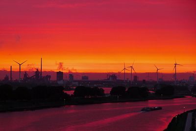 Roter Sonnenuntergang, Windräder, Stahlwerk, Partikulierschiff auf Weser