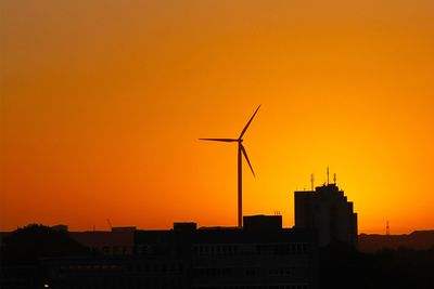 Windrad, Hochhaus-Silhouette vor Sonnenaufgang, Überseestadt Bremen