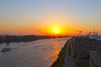 Gelber Sonnenuntergang, Überseestadt, mit Fahrgastschiff auf der Weser