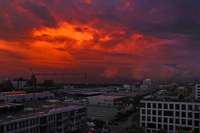 Roter Sonnenaufgang mit Unwetter, Vogelperspektive über Überseestadt Bremen