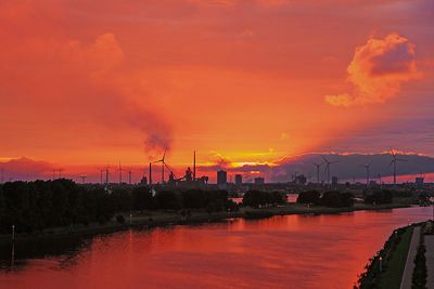 Roter Sonnenuntergang über der Weser, mit Windrädern