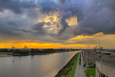 Gelber Sonnenuntergang über der Weser, Neustädter Hafen und Überseestadt