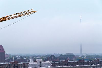 Kran und Hochschule der Künste, in Wolken verborgener Funkturm Bremen