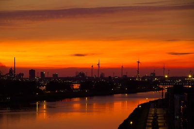 Lichtermmeer nach Sonnenuntergang am Neustädter Hafen und Weser