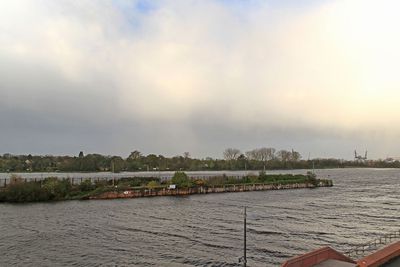 Hochwasser auf Weser und Einfahrt des Europahafen Bremen-Überseestadt